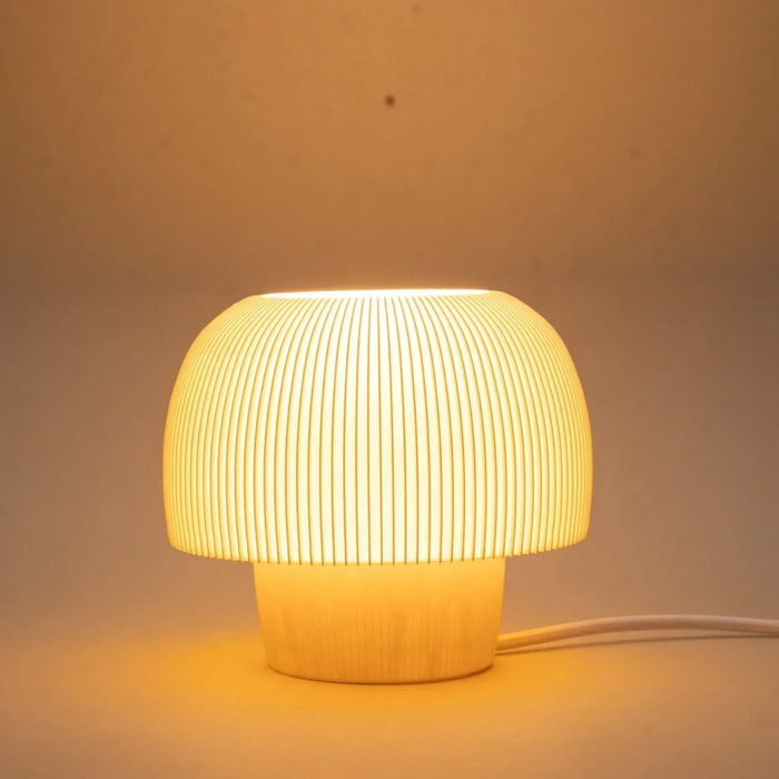 Melhor luz para estudar — Luminária Cogumelo Éttore na escrivaninha