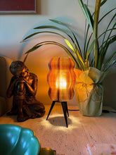 Luminária ondulada marron acesa