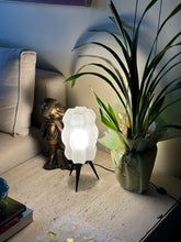 Luminária ondulada branca acesa