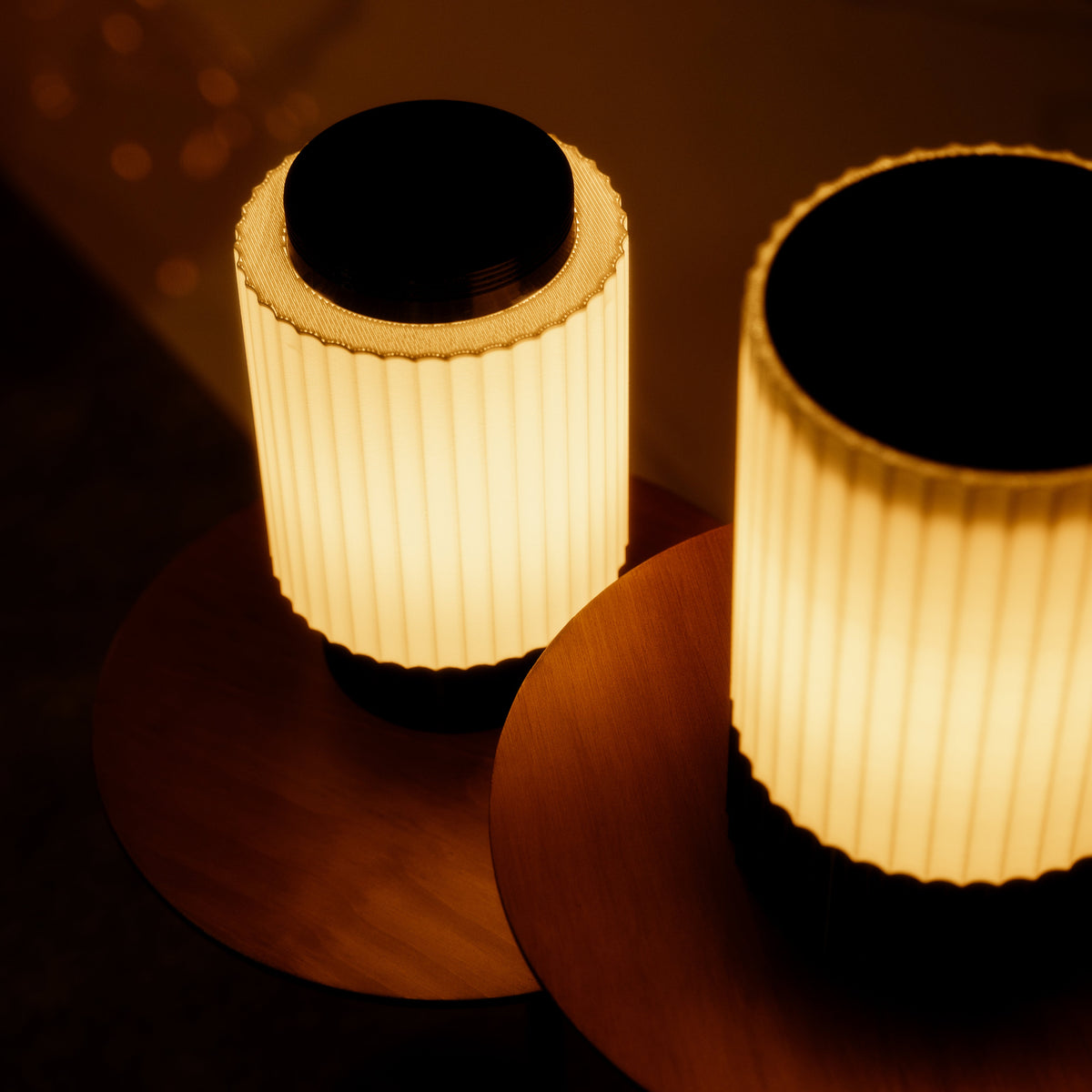 Combo Candeeiro, combo impresso em 3D da Éttore Decor, acesa num ambiente