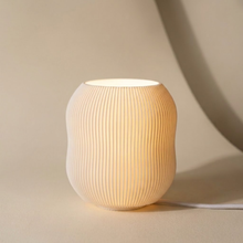 Luminária Boluda, luminária impressa em 3D da Éttore Decor, acesa em fundo neutro