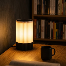 Luminária Candeeiro Alto, luminária impressa em 3D da Éttore Decor, acesa num ambiente à noite