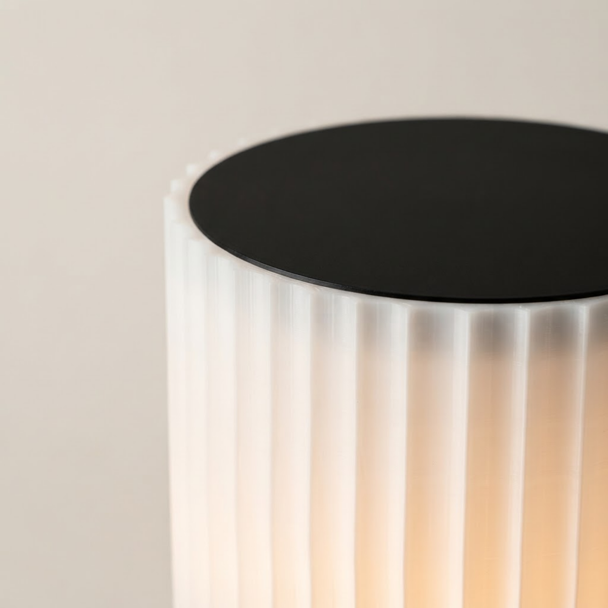 Luminária Candeeiro Alto, luminária impressa em 3D da Éttore Decor, acesa, detalhe da textura
