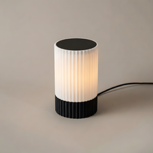 Luminária Candeeiro Alto, luminária impressa em 3D da Éttore Decor, acesa em fundo neutro