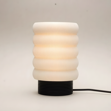 Luminária Argola Longa, luminária impressa em 3D da Éttore Decor, acesa em fundo neutro