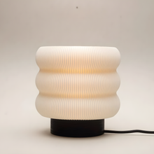 Luminária Argola Larga, luminária impressa em 3D da Éttore Decor, acesa em fundo neutro