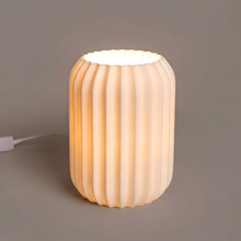 Luminária Aurora Branca, luminária impressa em 3D da Éttore Decor, acesa em fundo neutro