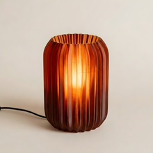 Luminária Aurora Marrom, luminária impressa em 3D da Éttore Decor, acesa em fundo neutro