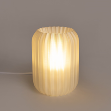 Luminária Aurora Translucida, luminária impressa em 3D da Éttore Decor, acesa em fundo neutro