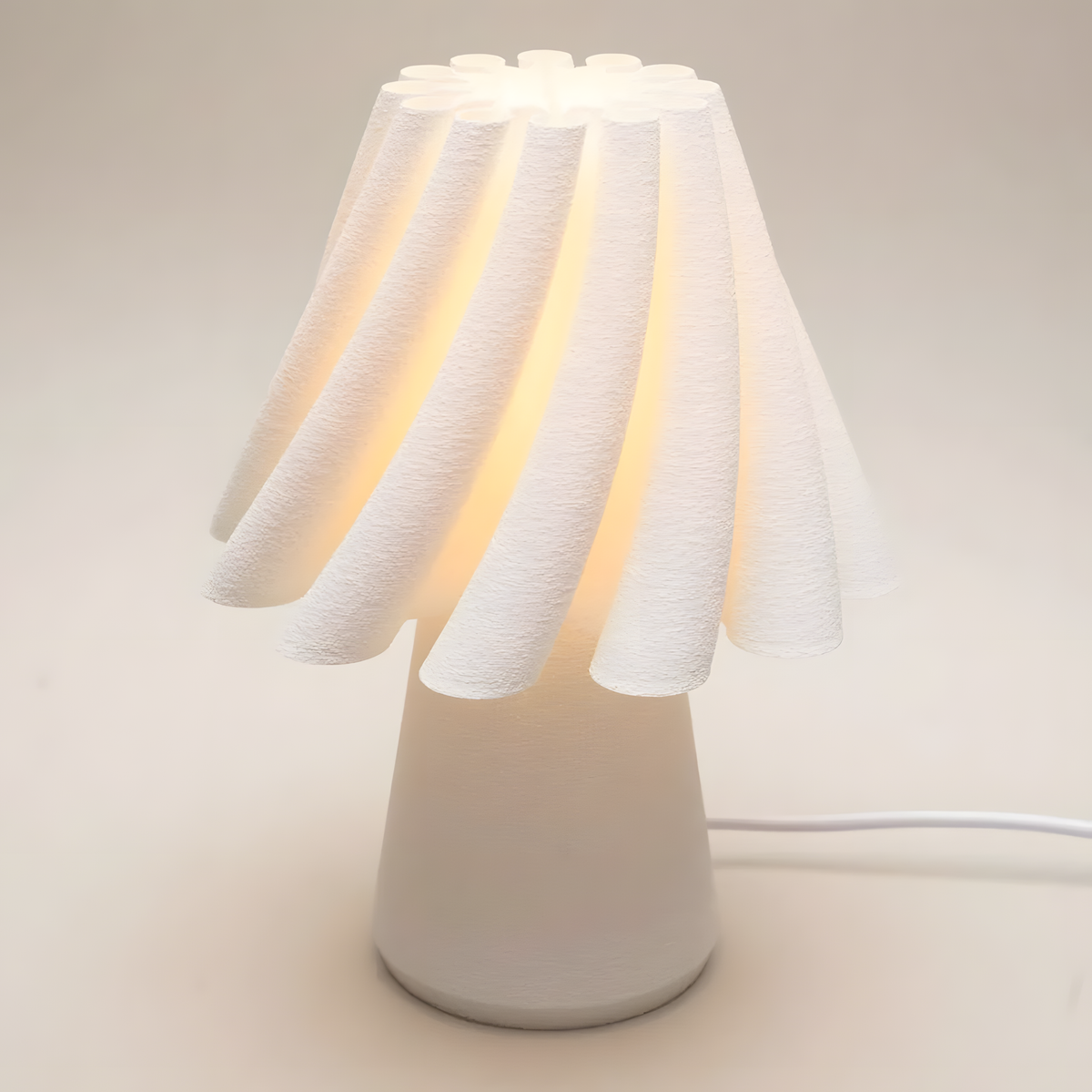 Luminária Bailarina, luminária impressa em 3D da Éttore Decor, acesa em fundo neutro