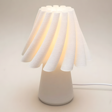 Luminária Bailarina, luminária impressa em 3D da Éttore Decor, acesa em fundo neutro