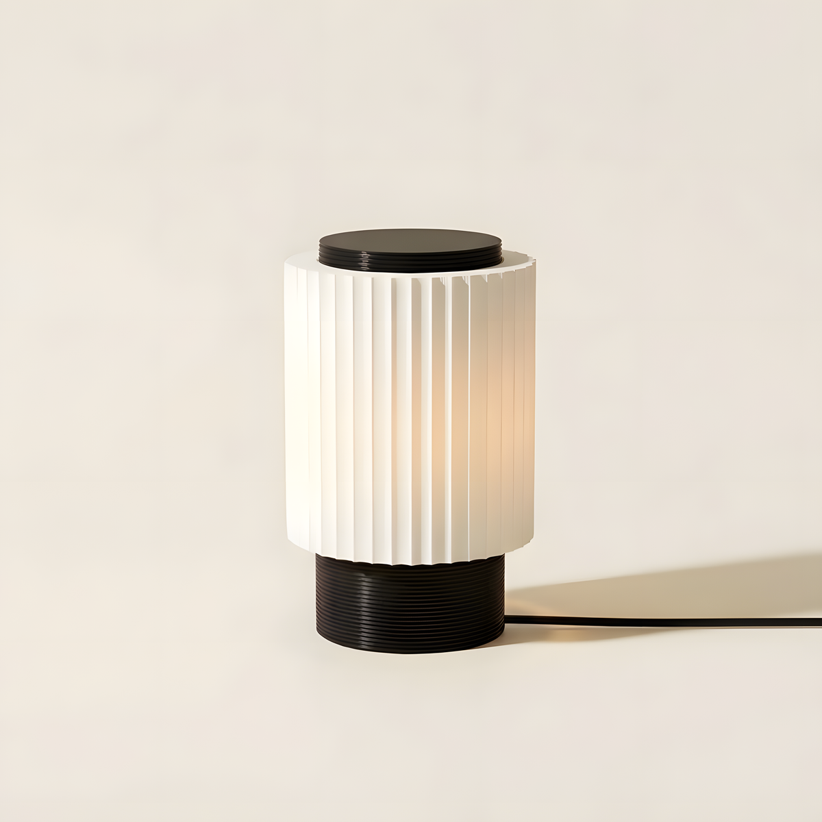 Luminária Candeeiro Baixo, luminária impressa em 3D da Éttore Decor, acesa em fundo neutro