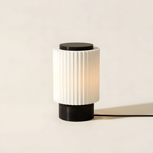 Luminária Candeeiro Baixo, luminária impressa em 3D da Éttore Decor, acesa em fundo neutro