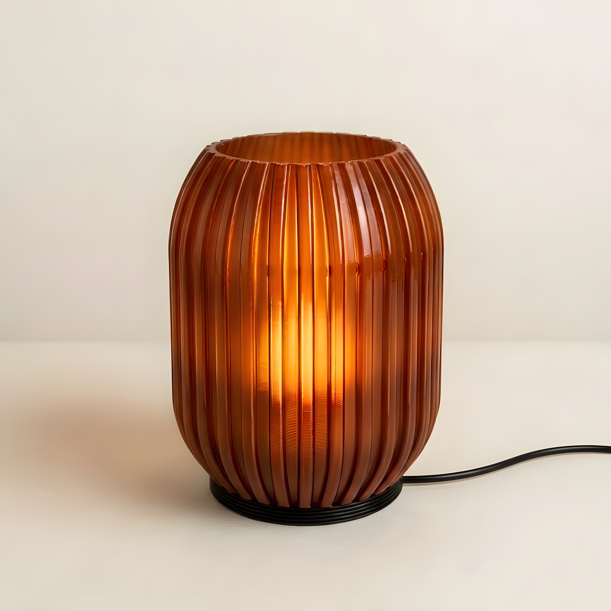 Luminária Colmeia Marrom, luminária impressa em 3D da Éttore Decor, acesa em fundo neutro