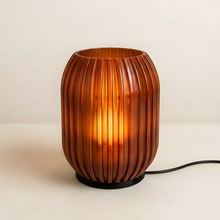 Luminária Colmeia Marrom, luminária impressa em 3D da Éttore Decor, acesa em fundo neutro