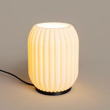 Luminária Colmeia Branca, luminária impressa em 3D da Éttore Decor, acesa em fundo neutro