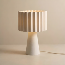 Luminária Florence, luminária impressa em 3D da Éttore Decor, acesa em fundo neutro