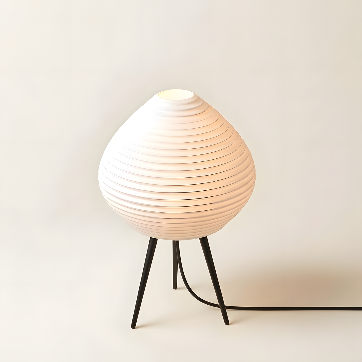 Luminária Nara, luminária impressa em 3D da Éttore Decor, acesa em fundo neutro