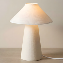 Luminária Ombrelone, luminária impressa em 3D da Éttore Decor, acesa em fundo neutro
