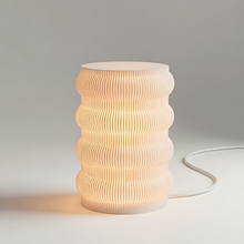 Luminária Super Argolas, luminária impressa em 3D da Éttore Decor, acesa em fundo neutro