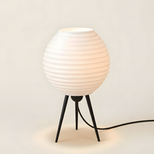 Luminária Tokyo, luminária impressa em 3D da Éttore Decor, acesa em fundo neutro