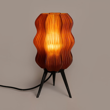 Luminária Velvet Marrom, luminária impressa em 3D da Éttore Decor, acesa em fundo neutro