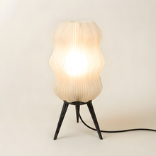 Luminária Velvet Translúcida, luminária impressa em 3D da Éttore Decor, acesa em fundo neutro