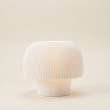 Luminária Cogumelo, luminária impressa em 3D da Éttore Decor, em fundo neutro
