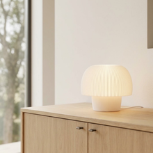 Luminária Cogumelo, luminária impressa em 3D da Éttore Decor, acesa num ambiente
