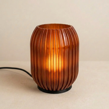 Luminária Colmeia Marrom, luminária impressa em 3D da Éttore Decor, acesa em fundo neutro