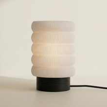 Luminária Argola Longa, luminária impressa em 3D da Éttore Decor, acesa em fundo neutro