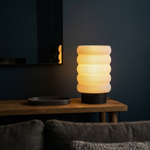 Luminária Argola Longa, luminária impressa em 3D da Éttore Decor, acesa num ambiente à noite