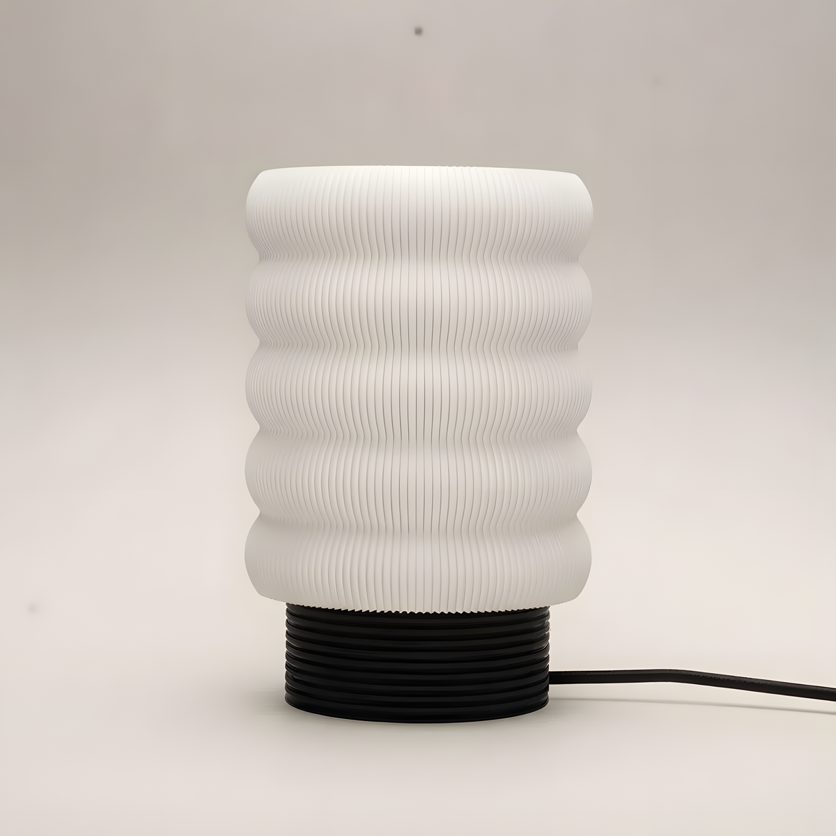 Luminária Argola Longa, apagada em fundo neutro