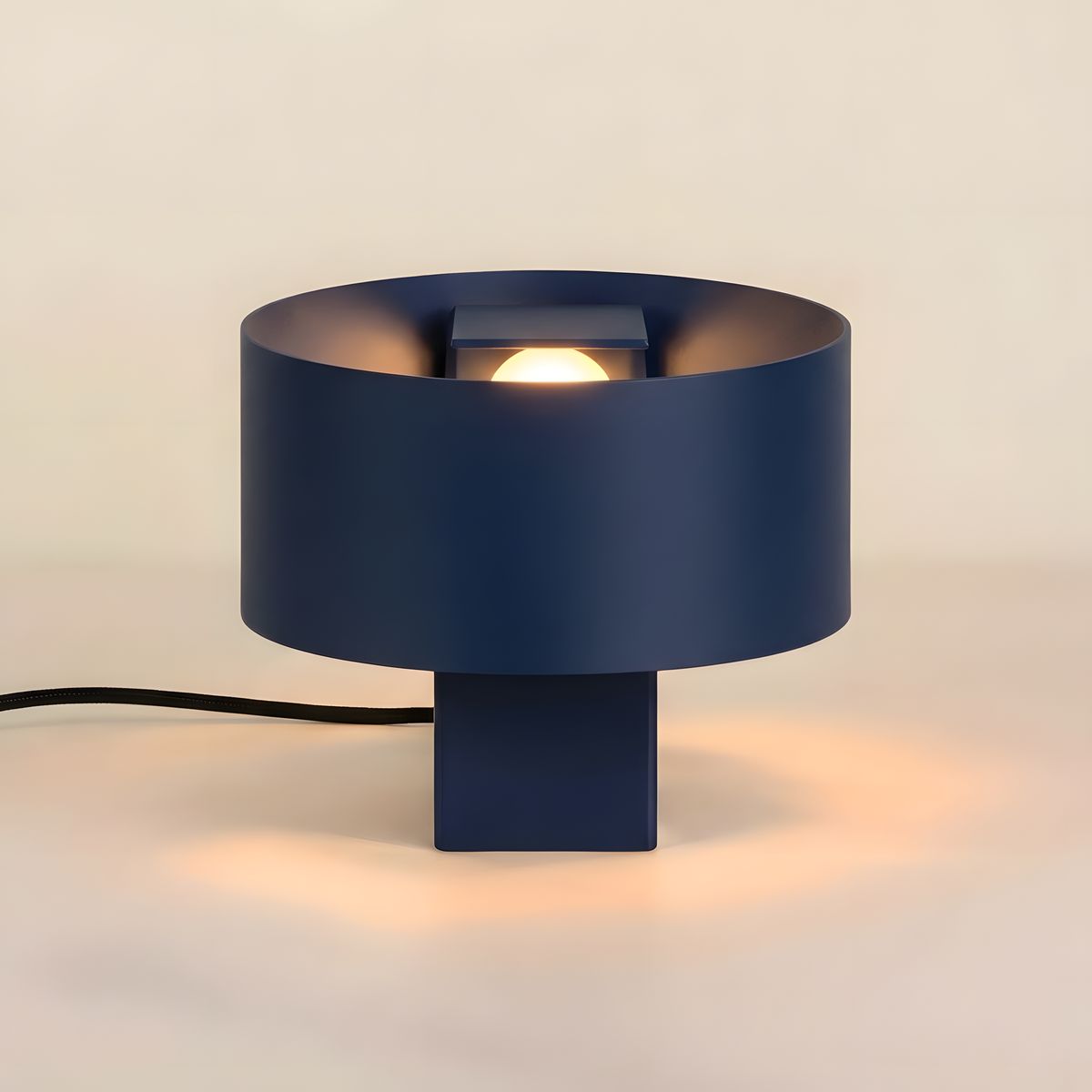 Luminária Satu azul marinho, luminária impressa em 3D da Éttore Decor