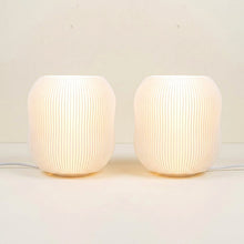Combo 2 Boludas da Éttore acesas em estúdio de fundo creme