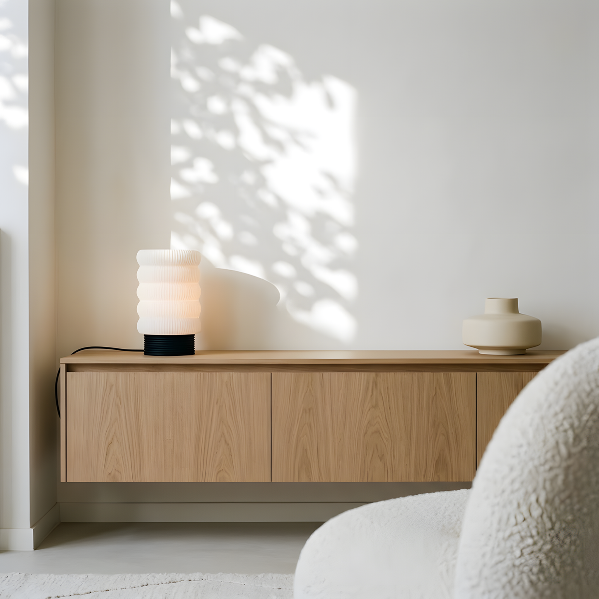 Luminária Argola Longa, luminária impressa em 3D da Éttore Decor, acesa, mais perto