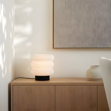 Luminária Argola Larga, luminária impressa em 3D da Éttore Decor, acesa, mais perto