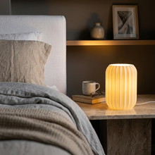Luminária Aurora Branca, luminária impressa em 3D da Éttore Decor, acesa num ambiente à noite | slide: 3
