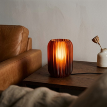Luminária Aurora Marrom, luminária impressa em 3D da Éttore Decor, acesa num ambiente à noite | slide: 4