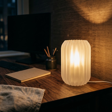 Luminária Aurora Translucida, luminária impressa em 3D da Éttore Decor, acesa num ambiente à noite