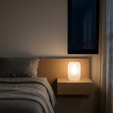 Luminária Aurora Translucida, luminária impressa em 3D da Éttore Decor, à noite, como única luz | slide: 3