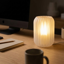 Luminária Aurora Translucida, luminária impressa em 3D da Éttore Decor, acesa num ambiente à noite | slide: 5
