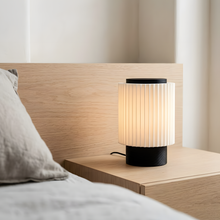 Luminária Candeeiro Baixo, luminária impressa em 3D da Éttore Decor, acesa num ambiente