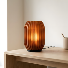 Luminária Colmeia Marrom, luminária impressa em 3D da Éttore Decor, acesa num ambiente