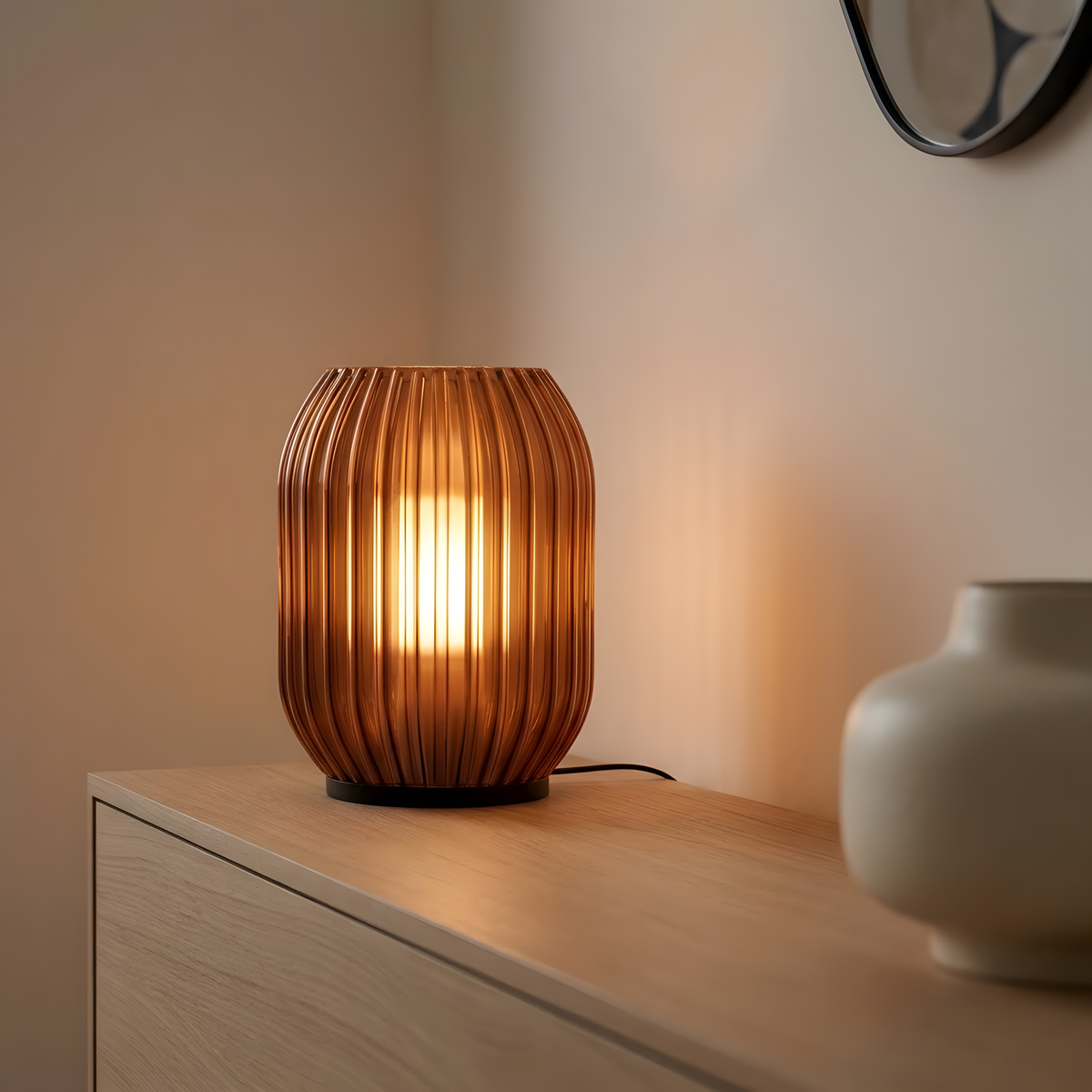Luminária Colmeia Marrom, luminária impressa em 3D da Éttore Decor, acesa, still life