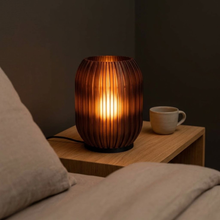 Luminária Colmeia Marrom, luminária impressa em 3D da Éttore Decor, acesa num ambiente à noite | slide: 5