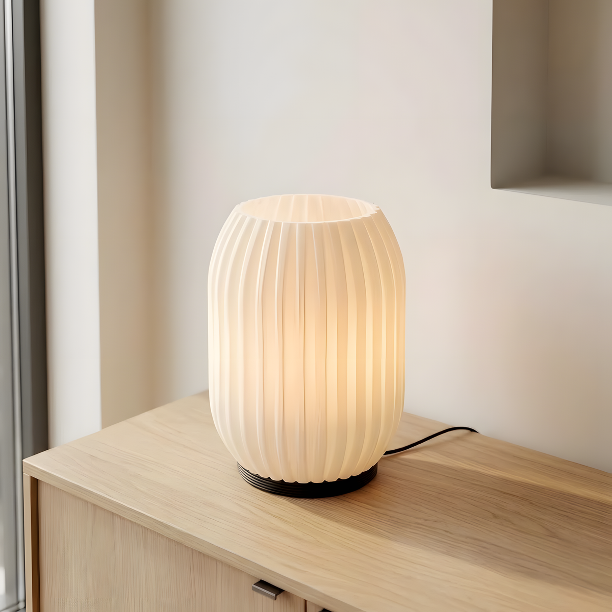 Luminária Colmeia Branca, luminária impressa em 3D da Éttore Decor, acesa num ambiente