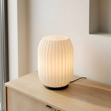 Luminária Colmeia Branca, luminária impressa em 3D da Éttore Decor, acesa num ambiente