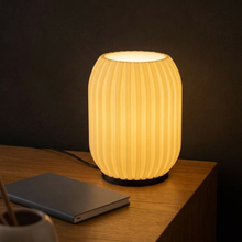 Luminária Colmeia Branca, luminária impressa em 3D da Éttore Decor, acesa num ambiente à noite | slide: 4