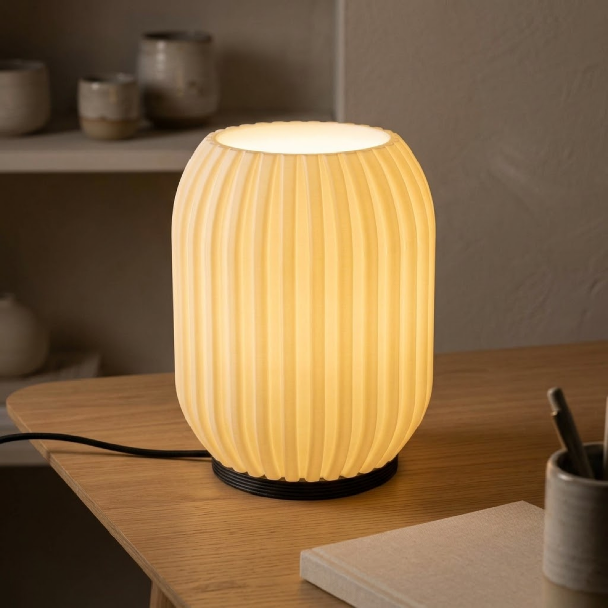 Luminária Colmeia Branca, luminária impressa em 3D da Éttore Decor, acesa num ambiente à noite